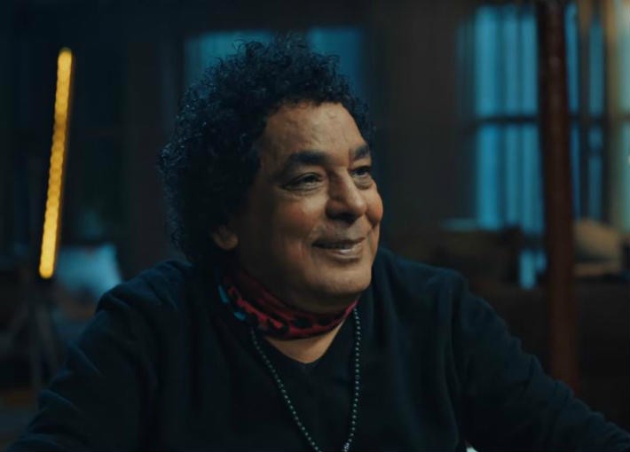 صورة: الفنان المصري "محمد منير" يعتذر لفتيات مصر