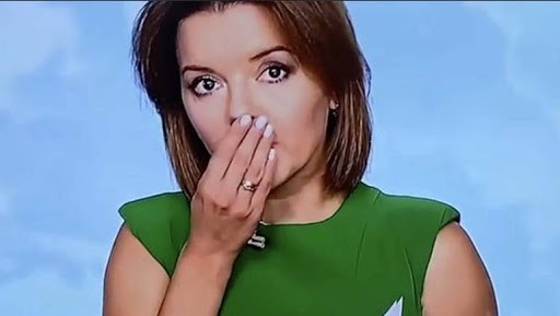 بالفيديو: سقط سن المذيعة "على الهواء" واستمرت ببث الأخبار