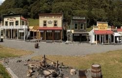 شاهدوا: بلدة نيوزيلندية فريدة تعرض للبيع بنحو 11 مليون دولار