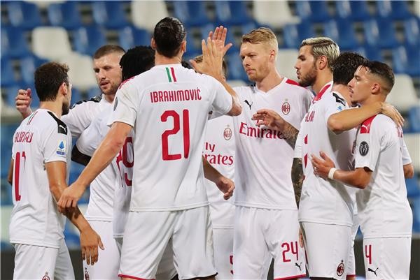 بالصور: ثنائية إبرا تقود ميلان لإحباط ساسولو