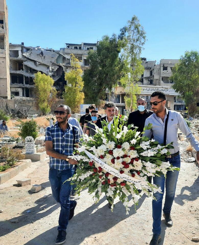 أكاليل من الزهور على أضرحة الشهداء في مخيم اليرموك