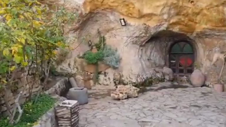 بالفيديو: قطعة من "الجنة" على الأرض.. "مغارة موسى" في بلودان السورية تفتح أبوابها