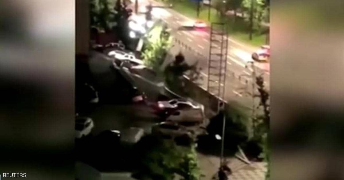 شاهدوا: حفرة "جهنمية" تبتلع 21 "سيارة" في ثواني