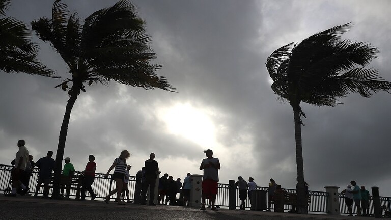 شاهدوا: نجاة فتاتين بأعجوبة بعد بقائهما 15 ساعة في البحر