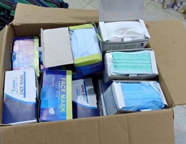 نشطاء يوزعون كمامات ومعقمات على طلبة المدارس بالخليل