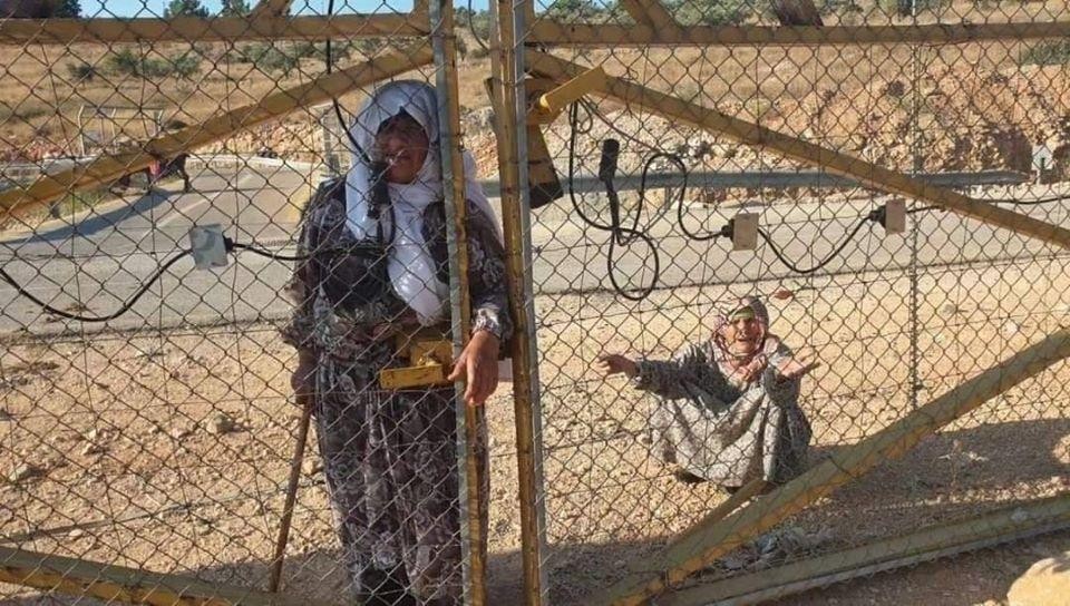 الاحتلال يحتجز مزارعتين لساعات غرب سلفيت