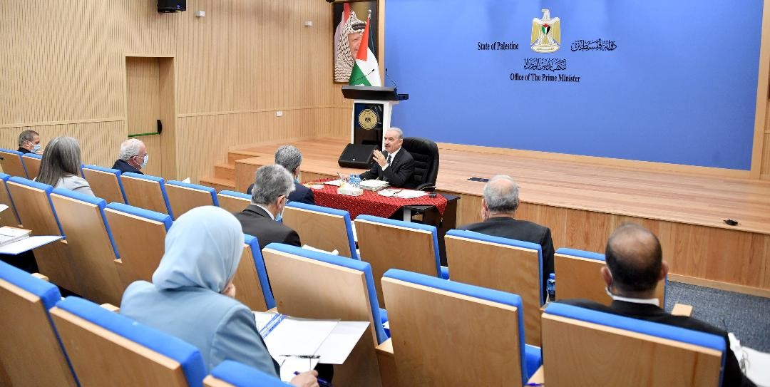 اشتية يصدر عدًّة قرارات تتعلق بسيادة القانون وتوفير الأمن للمواطنين