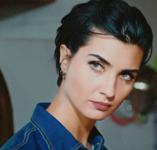 بالصور: هل تعيش الممثلة التركية "توبا بويوكستون" علاقة حب مع صديق زوجها السابق؟