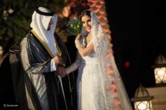 شاهدوا: حتى لا يؤخر عرسها.. "سعودي" مصاب بـ"كورونا" يعقد قران ابنته من الشرفة