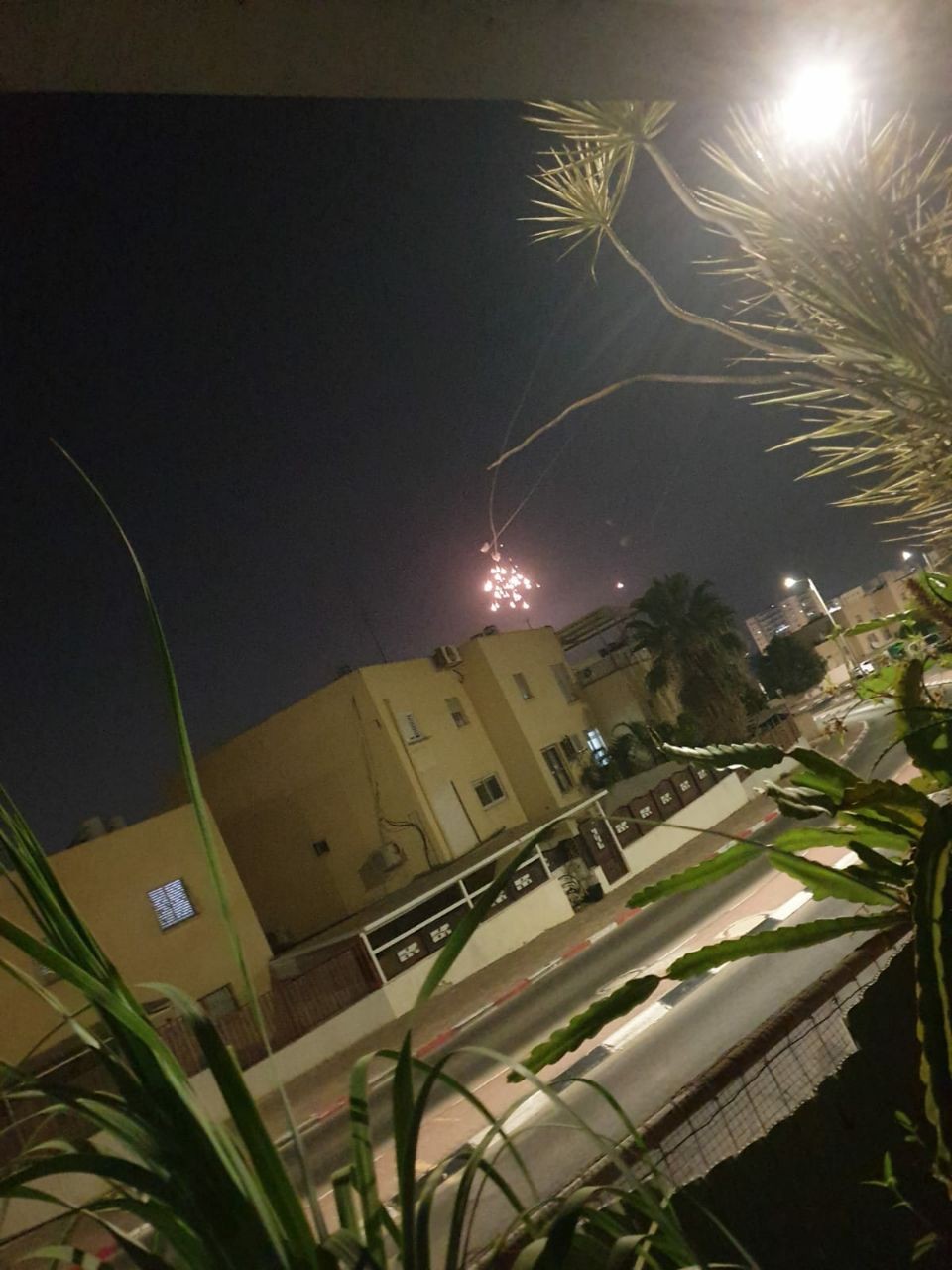 شاهد بالفيديو: أضرار كبيرة بمنزل قصفته المقاومة في سديروت