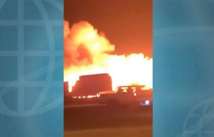 شاهد: اندلاع حريق هائل في سوق للأعلاف بالسعودية