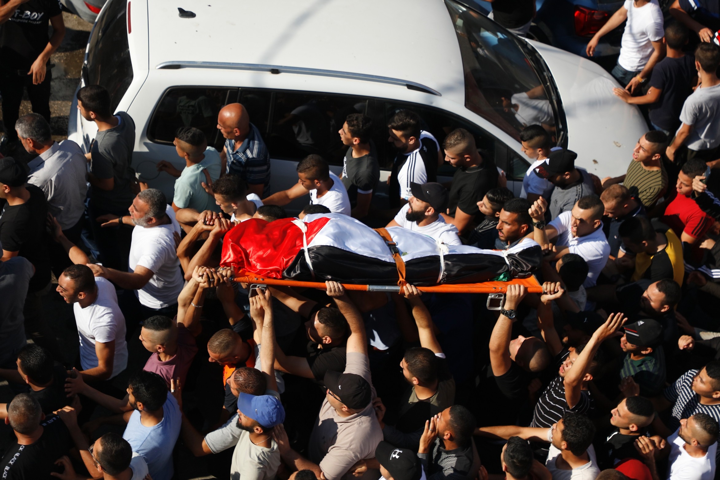 جماهير فلسطينية تشيّع جثمان الشهيدة "سمودي" في جنين