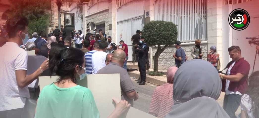 بالفيديو: وقفة في رام الله تُطالب بالإفراج الفوري عن منسق حركة المقاطعة