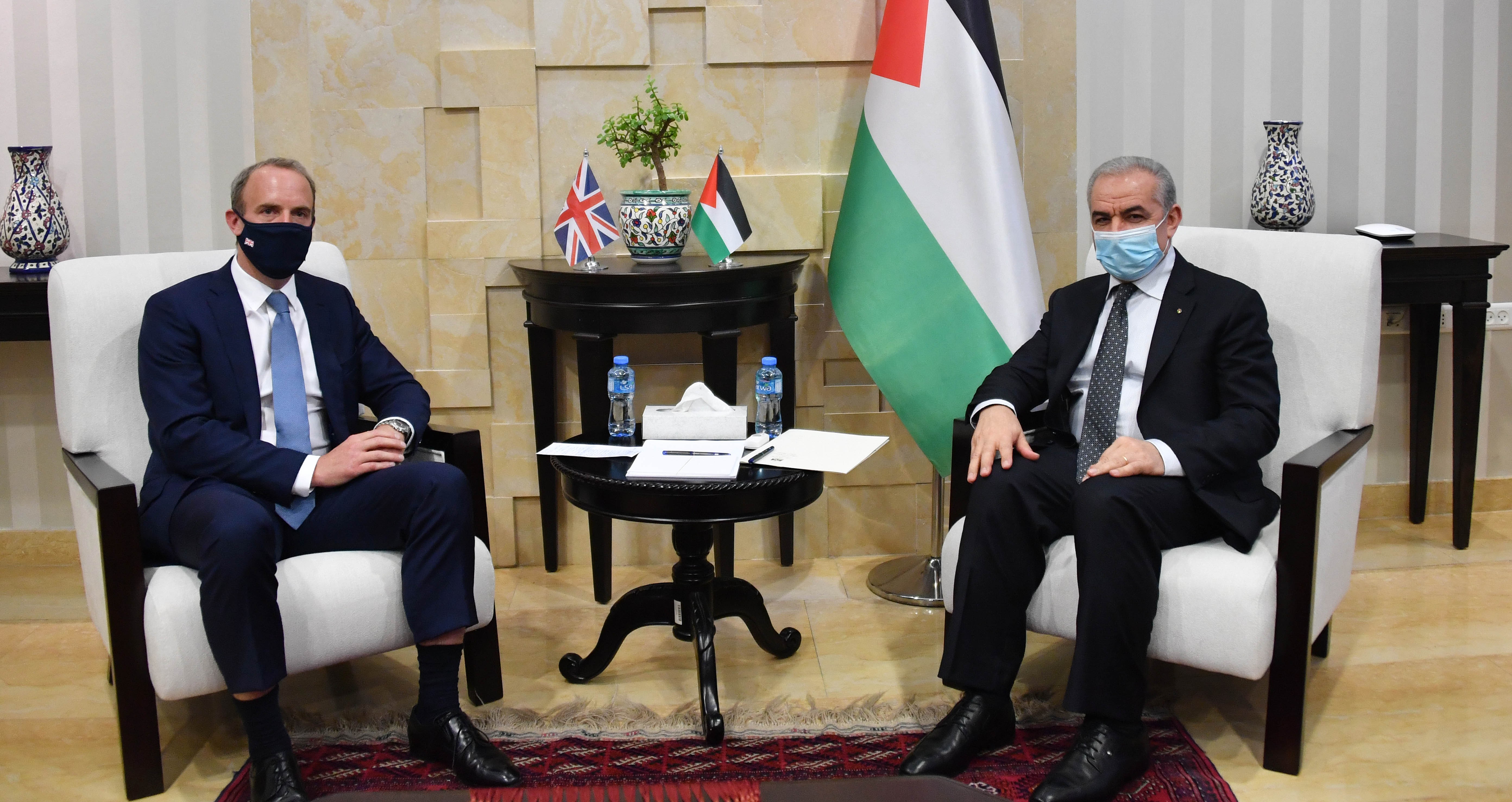 شاهد: اشتية يبحث المستجدات السياسية مع وزير الخارجية البريطاني