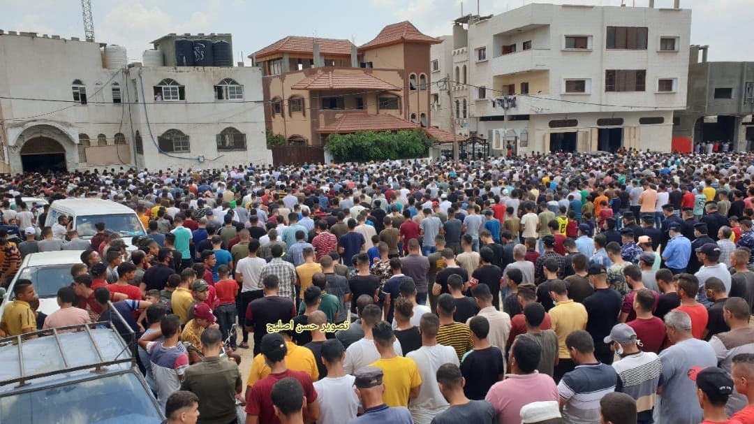 مئات المواطنين يشيعون جثمان البشيتي في خانيونس