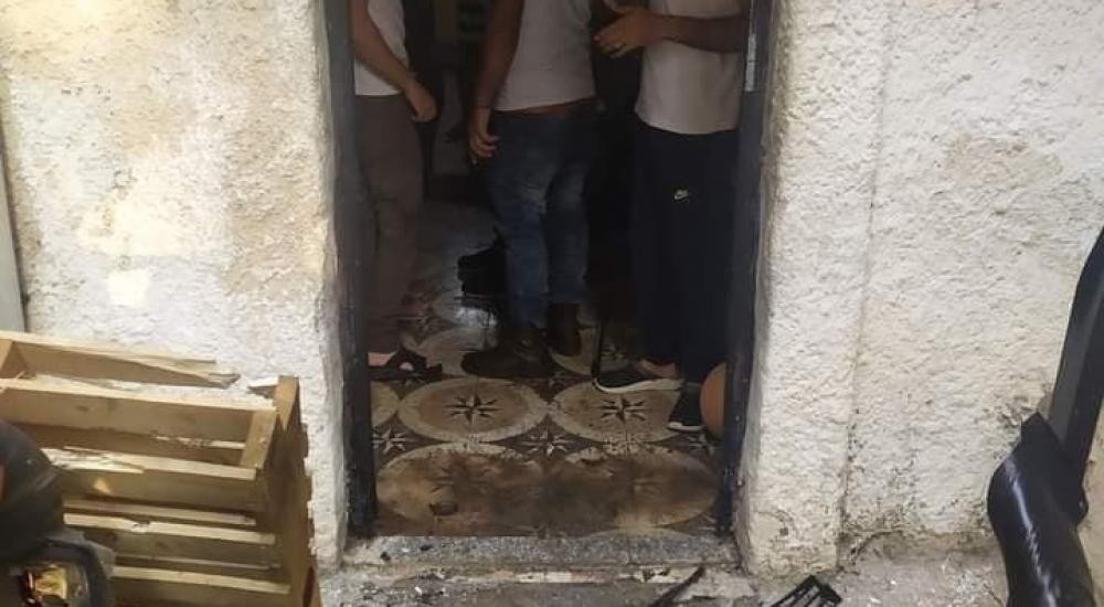فجّر مدخل المنزل