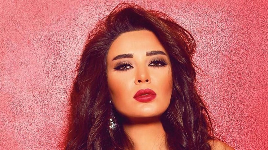 بالفيديو: "سيرين عبد النور" تثير الجدل بردها على معجبة هاجمتها!