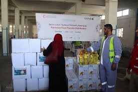 التنمية الاجتماعية توزع 120 طرداً غذائيا في الخليل