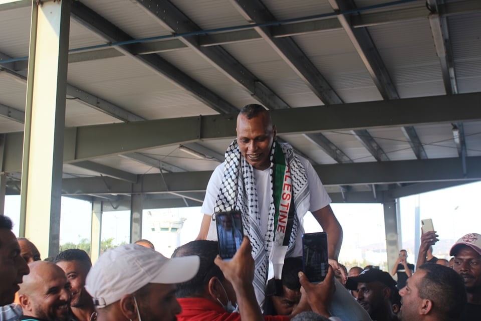 الاحتلال يفرج عن أسير من جنين بعد 17 عامًا في الأسر