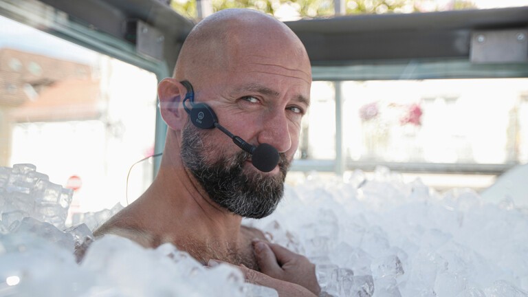 بالفيديو: نمساوي يدخل موسوعة غينيس بفترة الوقوف في صندوق مملوء بالثلج