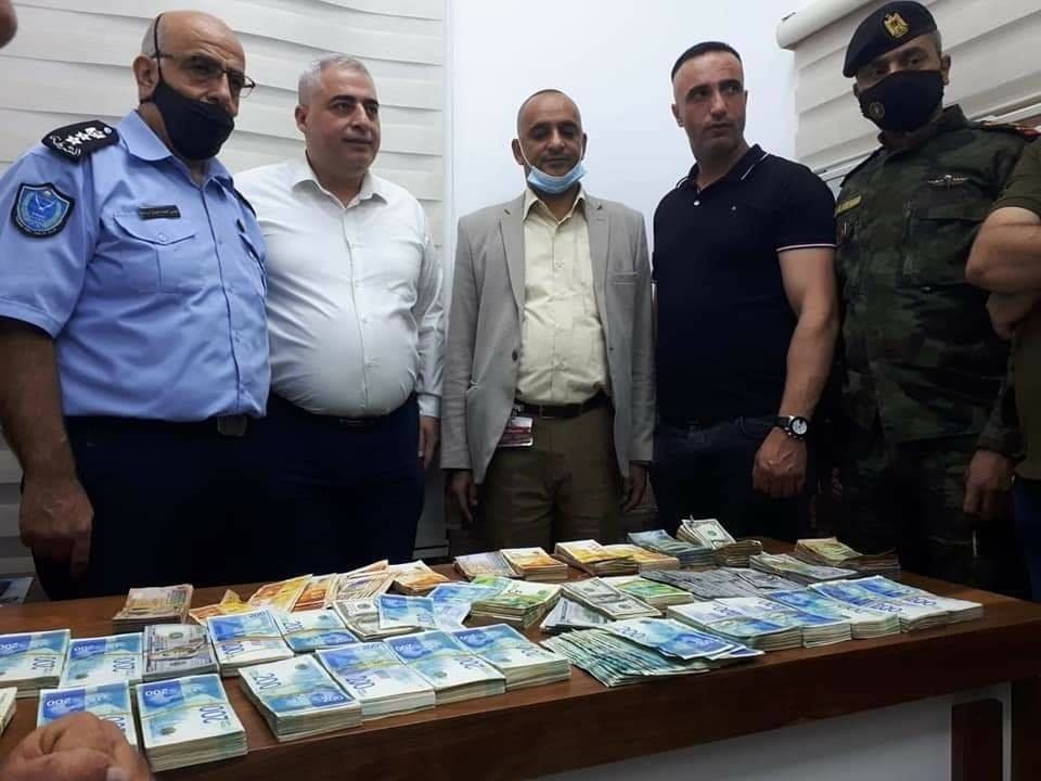 بالصور: ضبط المبلغ المسروق في السطو المسلح على محل صرافة بطولكرم