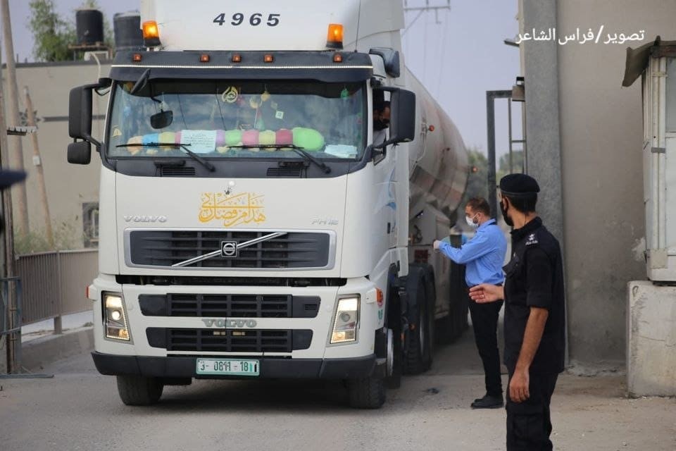 بالصور: بدء دخول شاحنات الوقود لمحطة توليد الكهرباء في مدينة غزة