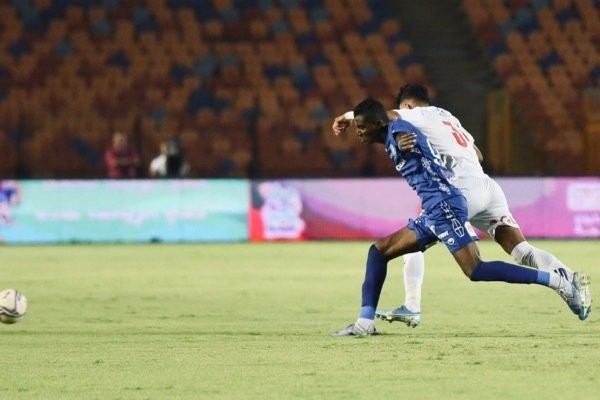 بالصور: الزمالك يهدي درع الدوري للأهلي بعد هزيمته أمام أسوان