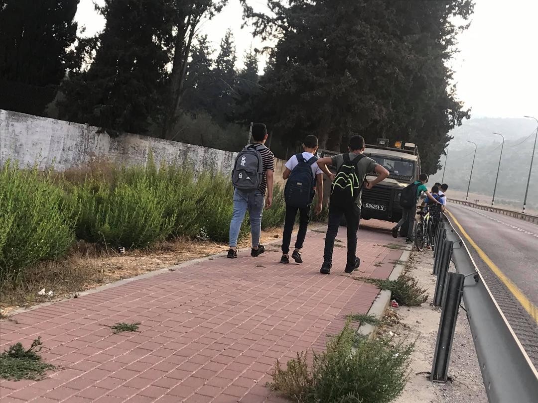 الاحتلال يعترض وصول طلبة اللبن الشرقية إلى مدارسهم