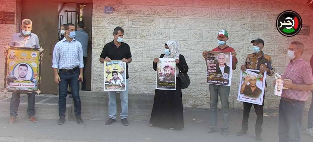 بالفيديو: استئناف الوقفة الأسبوعية المتضامنة مع الأسرى أمام مقر الصليب الأحمر بغزّة