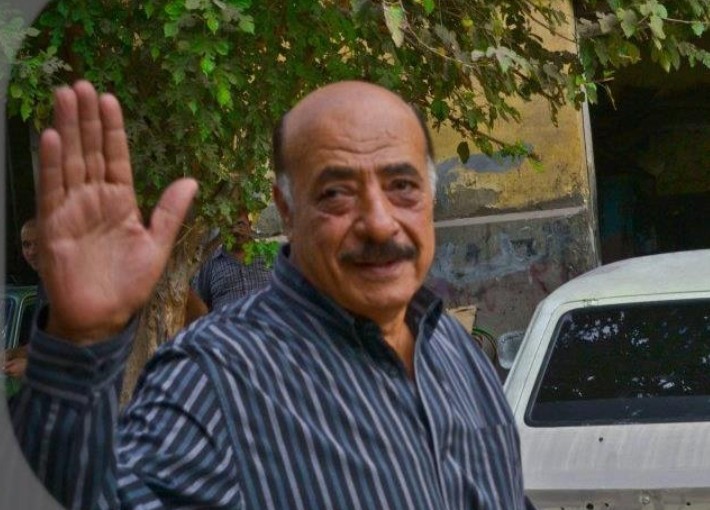 نقل الفنان المصري  "فايق عزب" للعناية المركزة