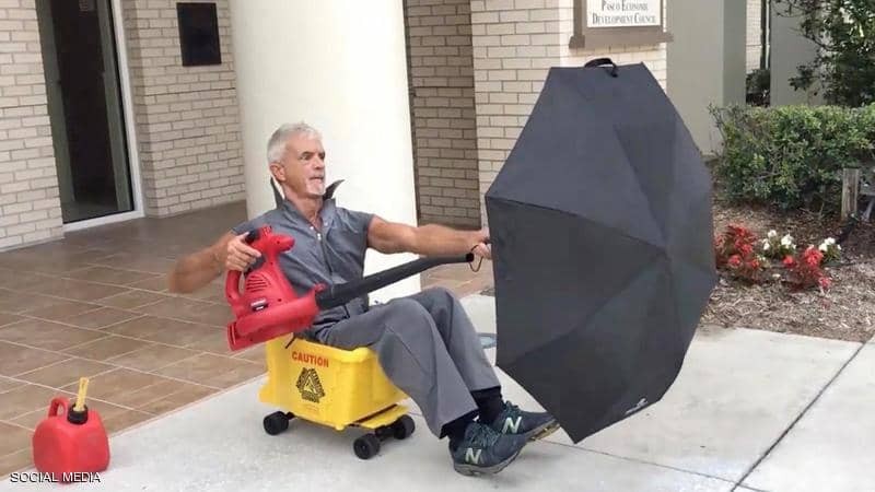 بالفيديو: رجل "فلوريدا" يشعل "الإنترنت" بوسيلة غير عادية