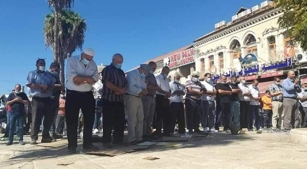 شاهد: الاحتلال يمنع الفلسطينيين من صلاة الجمعة في المسجد الأقصى