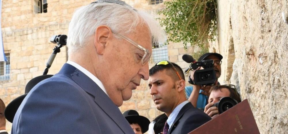 الإعلام العبري: فريدمان يؤدي صلوات "كهنوتية" في حائط البراق
