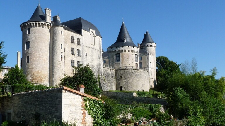 شاهدوا: خريف القصور التراثية في "فرنسا".. قصر روشفوكو يعرض للبيع