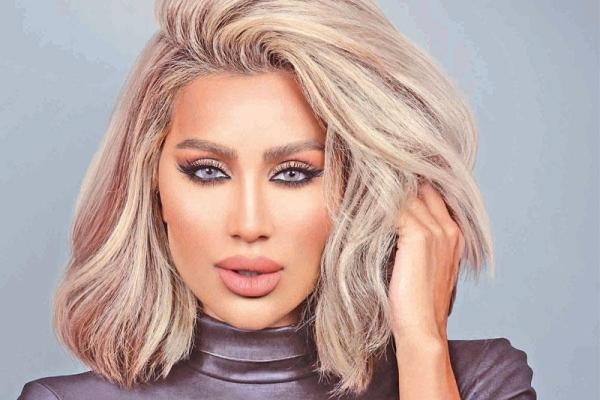 بالصور: الفنانة اللبنانية "مايا دياب" بإطلالة إغريقية