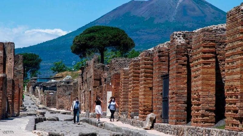 سائحة تعيد آثارا مسروقة بعد 15 عام.. والسبب "غريب"