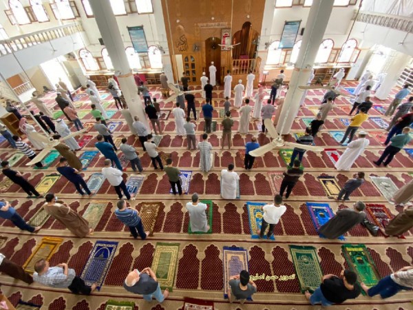 المواطنون يؤدون صلاة الجمعة لأول مرة في مساجد غزة منذ إغلاقها بسبب كورونا