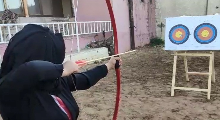 شاهد: فتاة غزّية تُتقن مهارة الرماية بالقوس والسهم