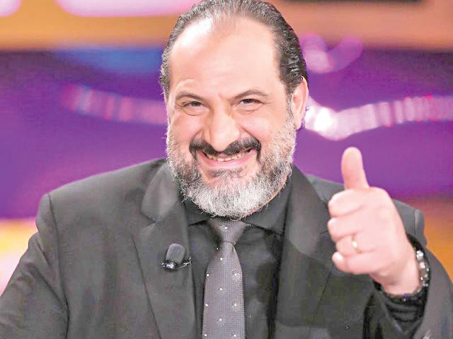 خالد الصاوى يبكى بعد منحه جائزة الإنجاز الإبداعى بمهرجان الجونة السينمائى