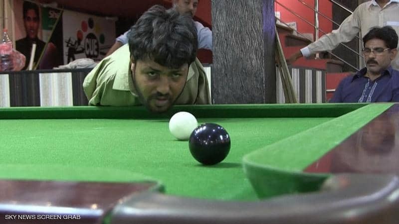 شاهدوا: باكستاني "بلا ذراعين" يحقق شهرة في البلياردو