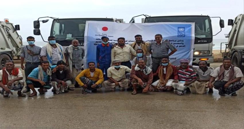 فيديو وصور : مزارعو تايلاند ينظمون سباقا بالجرارات فى حلبة طينية احتفالا بالحصاد