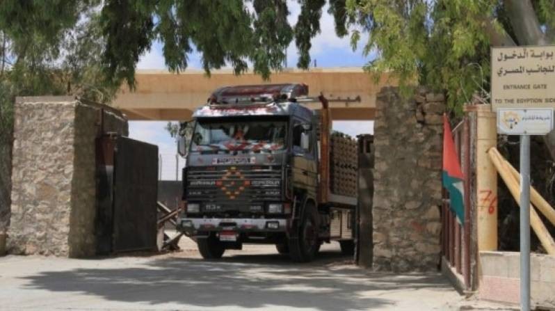إدارة معبر رفح تنفي أنباء وقف إدخال البضائع من مصر إلى غزّة