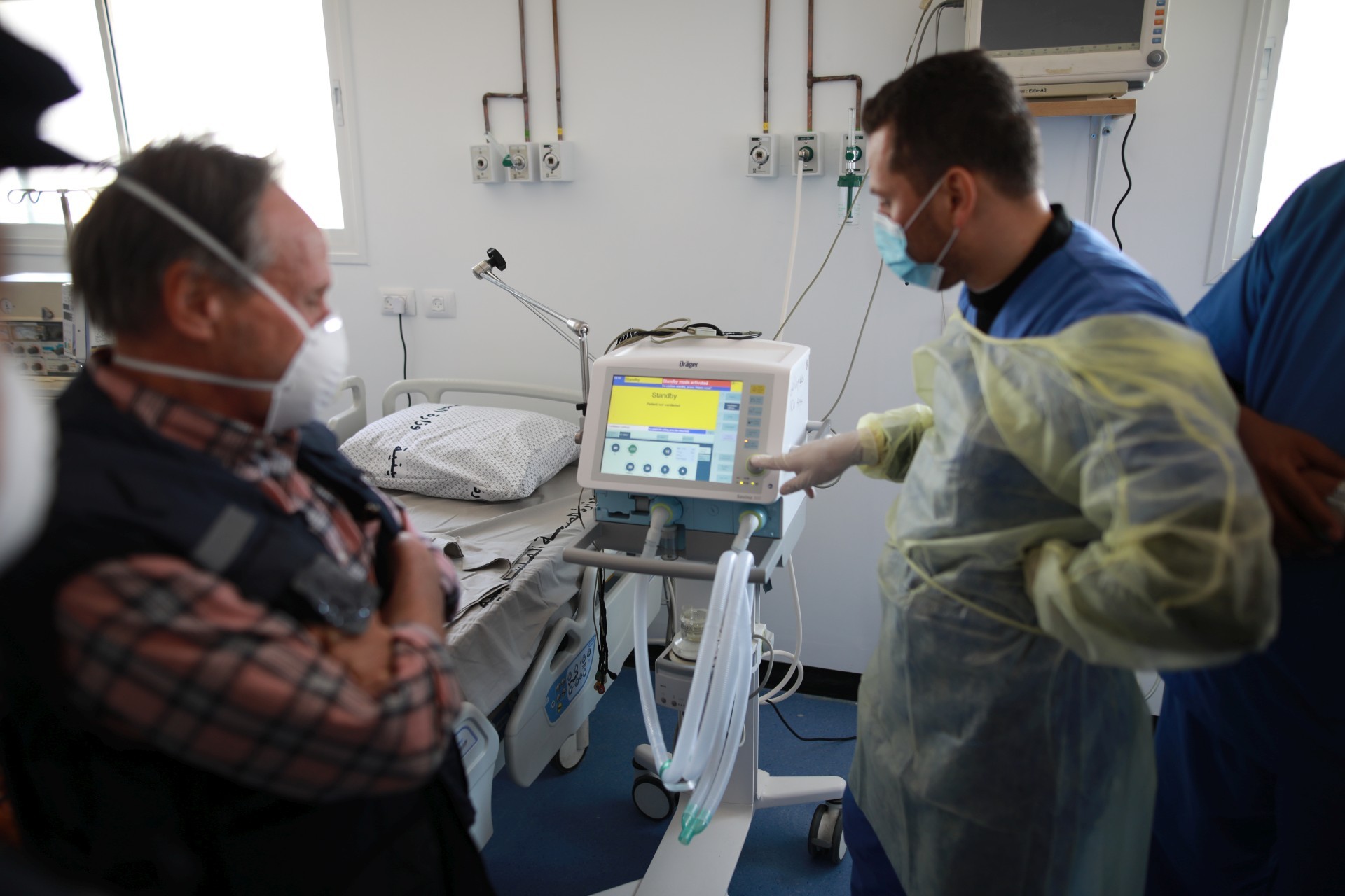 حكومة الاحتلال تزعم: لا نمنع إدخال المواد والأجهزة الطبية إلى قطاع غزّة