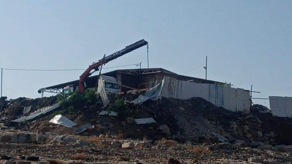 قوات الاحتلال تهدم مغسلة مركبات في عناتا بالقدس المحتلة