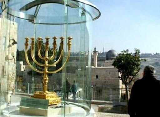 مستوطنون  يضعون "شمعداناً" فوق سطح الحرم الإبراهيمي