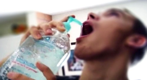 نفدت مشروباتهم الكحولية فشربوا معقم اليدين..والنتيجة كارثية!!