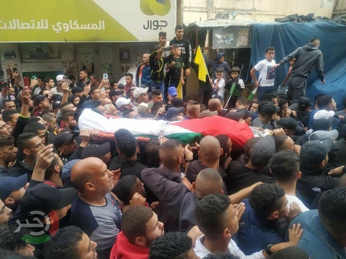 بالصور: تشييع جثمان الشاب حاتم أبو رزق في مخيم بلاطة بجنين