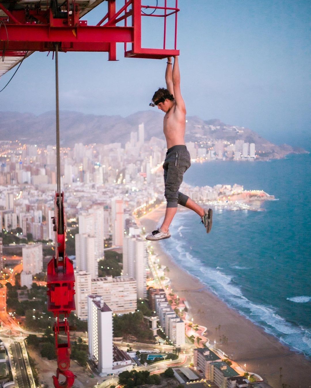 بالصور : مراهق يتسلق رافعة بناء على ارتفاع أكثر من 182 مترأ بإسبانيا