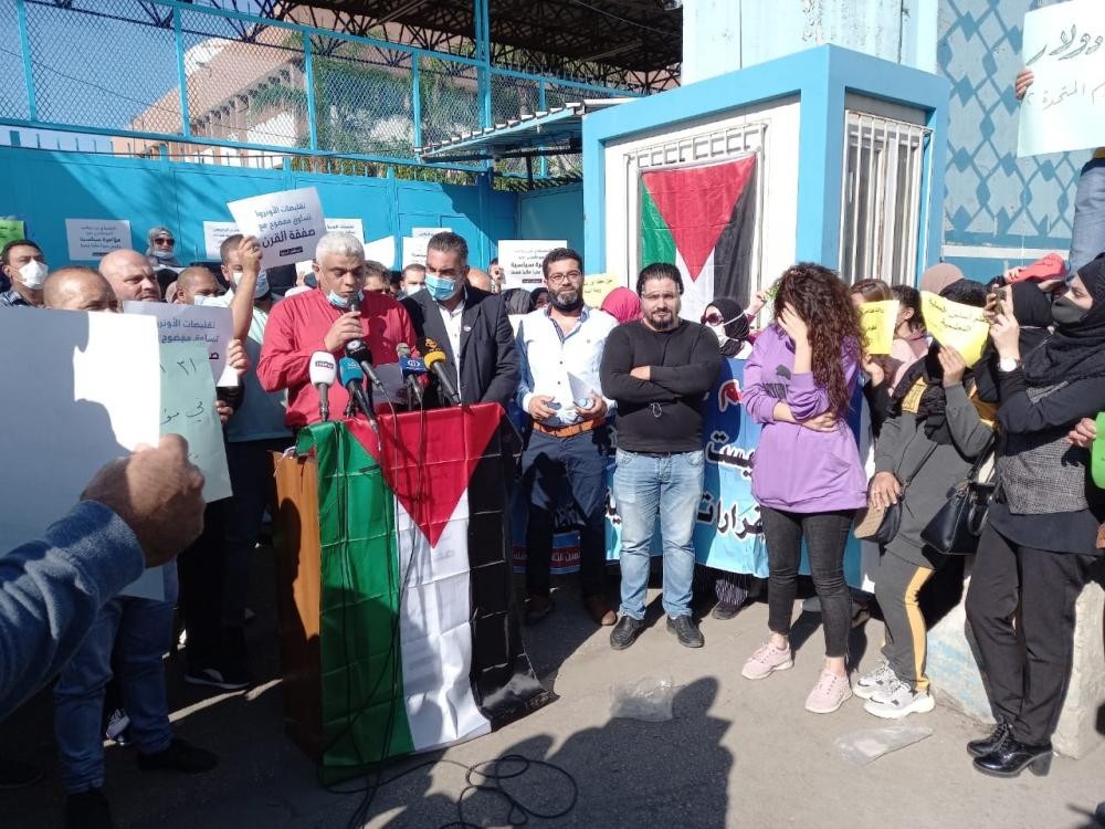 لاجئون فلسطينيون يغلقون مكتب أونروا الرئيس في بيروت