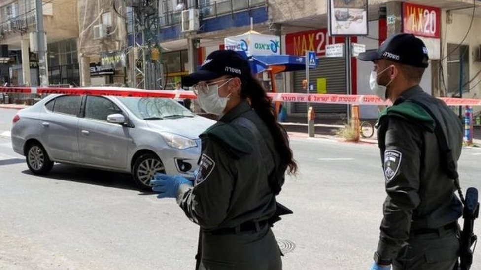 بينيت يدرس فرض قيود على الأشخاص الغير مطعمين